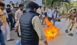 लखनऊ विश्वविद्यालय में छात्रों ने फूंका संजय निषाद का पुतला,  बलिया अपमान के आरोप में मंत्री की बर्खास्तगी की मांग