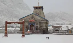  उत्तराखंड में बर्फबारी जारी: बदरीनाथ, केदारनाथ  से लेकर उत्तरकाशी-नैनीताल तक सफेद चादर, फंसे सैंकड़ों पर्यटक 