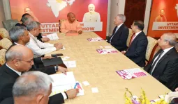 सीएम योगी की सिंगापुर यात्रा :  विदेशी निवेशकों संग की बैठक, यूनिवर्सल सक्सेस ग्रुप UP में करेगा 6,650 करोड़ रुपये का निवेश 