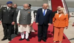 PM Modi Israel Visit : इजराइल पहुंचे पीएम मोदी, बेन गुरियन एयरपोर्ट पर पत्नी सारा के साथ पीएम नेतन्याहू ने किया भव्य स्वागत 