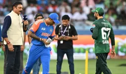 T20 World Cup 2026 : पाकिस्तान के खिलाफ भारत की हाथ न मिलाने की नीति बरकरार, सूर्यकुमार ने नहीं किया सलमान से हैंडशेक