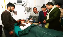 उत्तराखंड : क्वानू–मीनस मोटर मार्ग दुर्घटना में घायल यात्रियों का हाल पूछने दून अस्पताल पहुंचे सीएम धामी, पारिवारिक जनों से की बात