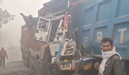 Raebareli News: खड़े डंपर में घुसा ट्रक, होमगार्ड की मौत...चालक का पैर कटा 