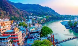  उत्तराखंड :  मन की शांति के लिए विदेशियों को लुभाता ऋषिकेश; घरेलू पर्यटकों में साहसिक खेल लोकप्रिय 