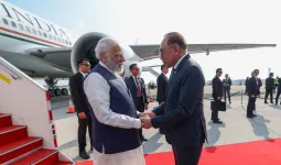 Malaysia visit:  PM मोदी के स्वागत में सजा कुआलालंपुर एयरपोर्ट, अनवर इब्राहिम ने किया भव्य स्वागत, देखे तस्वीरें 