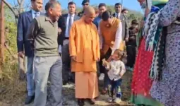 उत्तराखंड :  अपने गांव पहुंचे मुख्यमंत्री योगी....बुजुर्गों का पूछा हाल, बच्चों संग किया संवाद 