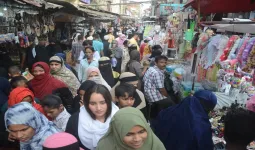 कानपुर : बेकनगंज बाजार में ईद की खरीदारी करने को उमड़ा कई जिलों का हुजूम