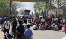 सिंगाही में बवाल: मूक बधिर थारू बच्ची से गैंगरेप के विरोध में सड़क पर उतरे लोग