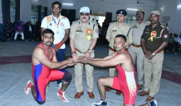 बदायूं : पुलिस की प्रतियोगिता में पहले दिन हुई फ्री स्टाइल कुश्ती