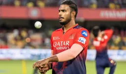 RCB में IPL 2026 में तेज गेंदबाज यश दयाल नहीं आएंगे खेलते... बोले  मो बोबाट- अनुबंध बरकरार