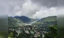 Uttrakhand: धूप-छांव के बीच सुहावना बना नैनीताल का मौसम, तापमान भी गिरा