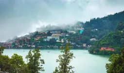 Uttrakhand: नैनीताल में हुई हल्की रिमझिम बारिश से मौसम सुहाना...सारे दिन चलीं तेज हवाएं