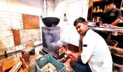 Uttrakhand: लकड़ी के चूल्हे, तंदूर और बुक्खारी पर बन रहा कुमाऊंनी व्यंजन