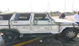 बाराबंकी : टायर फटने से पलटी बोलेरो, तीन की मौत आठ जख्मी