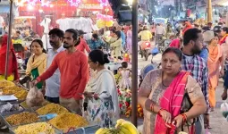 बाराबंकी :  गुलजार हुए बाजार तो बच्चों ने की मस्ती, अब बुधवार का इंतजार