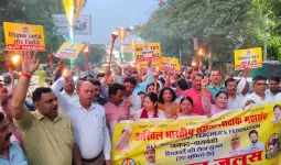 बाराबंकी : टेट अनिवार्यता शिक्षकों के अधिकारों पर कुठाराघात, शिक्षक महासंघ ने विरोध में निकाला मशाल जुलूस