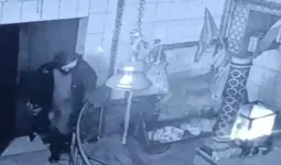 ग्रेटर नोएडा : मंदिर से सोने की मूर्ति और चांदी के छत्र चोरी, वारदात सीसीटीवी में कैद