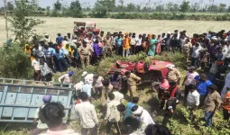 लखीमपुर खीरी में भीषण हादसा : मुंडन कार्यक्रम में जा रही ट्रैक्टर-ट्रॉली पलटी, 5 लोगों की मौत, 15 घायल