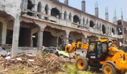 संतकबीर नगर : ब्रिटिश मूल के मौलाना के अवैध मदरसे पर चला बुलडोजर, छावनी में तब्दील रहा इलाका