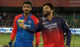 आईपीएल 2026 : दिल्ली के खिलाफ रॉयल चैजेंसर्ज बेंगलुरु ने टॉस जीतकर पहले गेंदबाजी का किया फैसला 