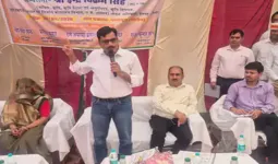 जालौन : जिलाधिकारी ने किया ग्रामीणों के साथ संवाद, परखी सरकारी योजनाओं की हकीकत  