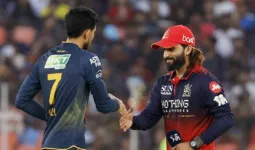 आईपीएल 2026 : आरसीबी के खिलाफ गुजरात टाइटंस ने टॉस जीतकर पहले गेंदबाजी करने का किया फैसला 