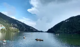 Uttrakhand: नैनी झील में कूदे युवक को नाव चालकों ने बचाया...बीमारी से था परेशान