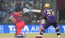 LSG VS KKR: क्रिकेट मैच के बीच फिल्मी गीतों पर झूमते रहे दर्शक, इकाना स्टेडियम में दिखा बॉलीवुड फिल्मों का SWAG