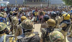 नोएडा में आंदोलन पर सियासी संग्राम तेज, सपा नेताओं को हाउस अरेस्ट, माकपा प्रतिनिधिमंडल भी रोका गया 