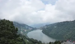 Uttrakhand: नैनीताल में अप्रैल की ठंडक ने चौंकाया, 5 साल में पहली बार पारा धड़ाम