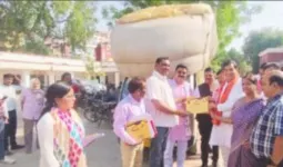 जौनपुर की अनूठी पहल:  भूसा दान अभियान में 10,000 कुंतल का आंकड़ा पार, डीएम ने की अपील