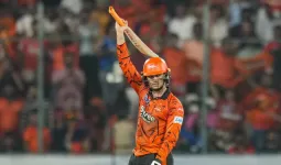 आतिशी शतक के बाद अभिषेक शर्मा का ऑरेंज कैप पर जमाया कब्जा, वरुण आरोन ने बताया 'मैच विनर'