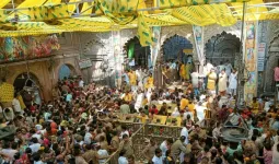 अक्षय तृतीया पर मथुरा में उमड़ा श्रद्धालुओं का सैलाब,  बांकेबिहारी के दुर्लभ 'चरण दर्शन' के लिए भक्तों की लंबी कतार