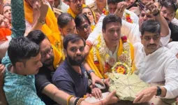 Govinda in Vrindavan:  बांके बिहारी की शरण में हीरो नंबर वन, संत प्रेमानंद से लिया आशीर्वाद 