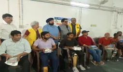 लखनऊ: केजीएमयू में दिव्यांगों को बांटे गए 50 हजार के कृत्रिम अंग