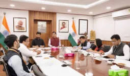 सीतापुर में डीजल की कमी :  कृषि कार्य प्रभावित, थ्रेसर और ट्रैक्टर लेकर भटक रहे किसान