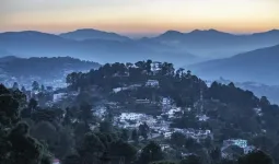Uttrakhand:आंधी-तूफान ने अल्मोड़ा में ढाया कहर, बिजली आपूर्ति ठप होने से लोग परेशान