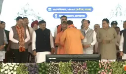 सीएम योगी ने शुभेंदु को पहनाया भगवा अंगवस्त्र :  मंत्रियों को दी शुभकामनाएं, कहा- 'जनसेवा से पुनर्स्थापित करें सोनार बांग्ला का गौरव'  