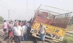 गजब : चालक ने रेलवे ट्रैक पर दौड़ा दी ट्रक, चार घंटे बाधित रहा मार्ग, 3 ट्रेनें प्रभावित