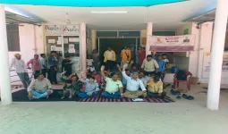 Barabanki News : वेतन नहीं तो काम नहीं... संविदा स्वास्थ्य कर्मचारियों का अनिश्चितकालीन धरना शुरू