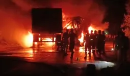 Barabanki Accident News : टक्कर के बाद डंपर और ट्रक में लगी आग, चालक जिंदा जला