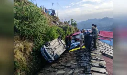 Uttrakhand: देहोली में बेकाबू कार मकान की छत पर गिरी, चालक की मौत