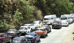 Uttrakhand: वीकेंड पर नैनीताल पर्यटकों से गुलजार, कैंची धाम क्षेत्र में दिनभर जाम