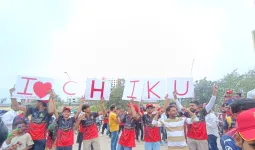  LSG Vs RCB:  LSG के होमग्राउंड पर Virat Kohli का क्रेज,  I Love Chiku  का पोस्टर लेकर पहुंचे Fans