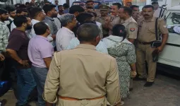  बरेली  में एंटी करप्शन टीम की कार्रवाई पर हंगामा, कोतवाली के बाहर लेखपालों का प्रदर्शन