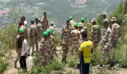 उत्तराखंड के मसूरी में भीषण हादसा : गहरी खाई में गिरी तेज रफ्तार कार, 4 पर्यटकों की मौत 