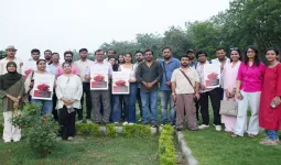 Lucknow News : 40 डिग्री तापमान में भी सुगंध बिखेर रहा रोज गार्डेन, राष्ट्रीय लाल गुलाब दिवस पर जनेश्वर मिश्र पार्क स्थित रोज गार्डेन में जुटे पर्यावरण प्रेमी