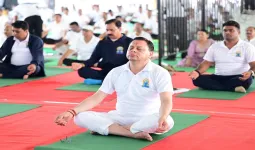 International Yoga Day : CM धामी ने बनबसा में किया सामूहिक योगाभ्यास, योग को बताया स्वस्थ और संतुलित जीवन का आधार