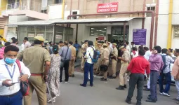 Lucknow Fire Tragedy : ट्रॉमा सेंटर में चीखें, आंसू और टूटते सपने... अपनों की तलाश में भटकते परिजनों की सिसकियों से गूंज उठा परिसर