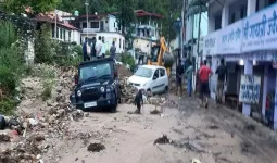 Chamoli Rain News : चमोली में मानसून की पहली बारिश बनी आफत, नारायणबगड़ में अतिवृष्टि से मलबा सड़कों पर, दुकानें और वाहन क्षतिग्रस्त